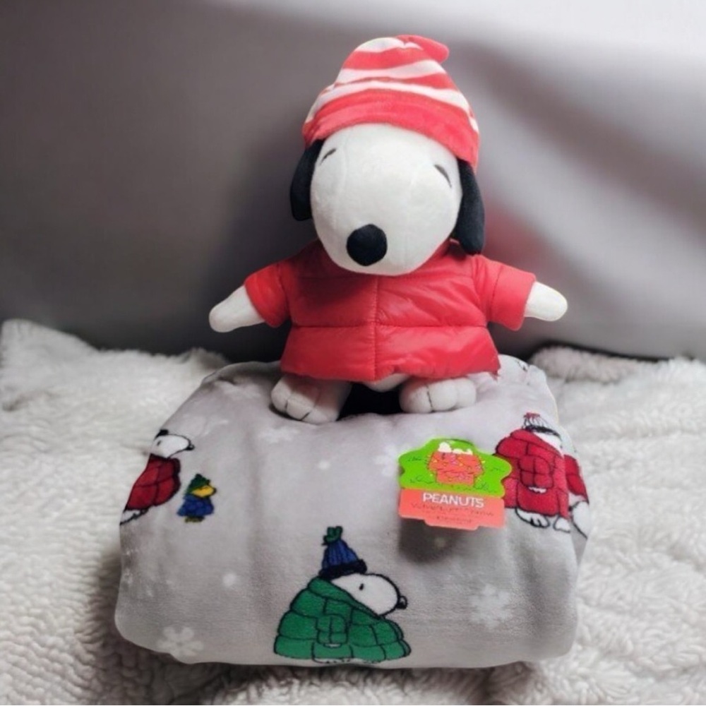Berkshire PEANUTS Snoopy Puffer Jacket Plush & Extra Large Throw Blanket Set